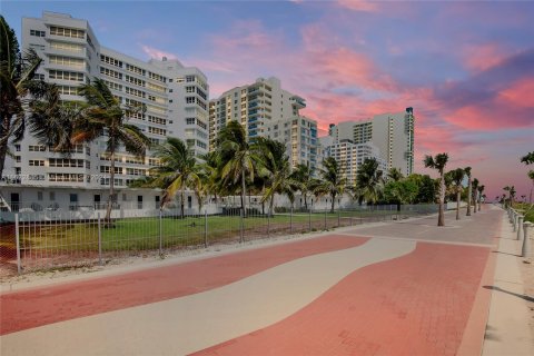 Copropriété à vendre à Miami Beach, Floride: 1 chambre, 119.19 m2 № 1271137 - photo 20