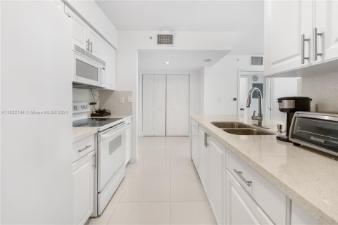 Condo in Miami, Florida, 1 bedroom  № 1294689 - photo 22