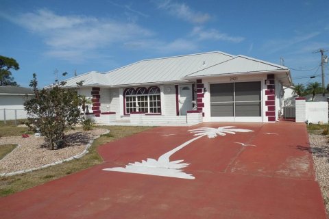 Villa ou maison à louer à Port Charlotte, Floride: 2 chambres, 129.69 m2 № 1386377 - photo 1