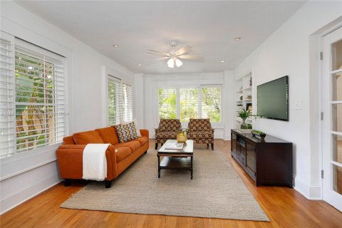 Casa en venta en Miami, Florida, 4 dormitorios, 374.3 m2 № 1412219 - foto 11