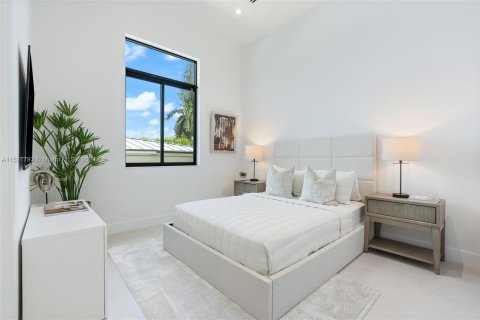 House in North Miami, Florida 7 bedrooms, 614.55 sq.m. № 991500 - photo 22