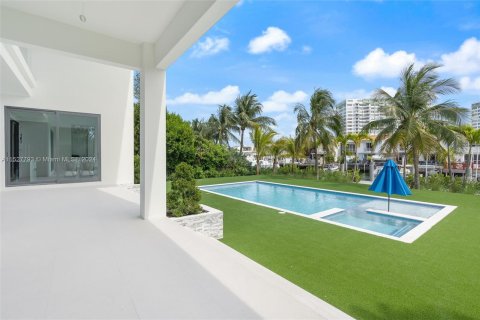 House in North Miami, Florida 7 bedrooms, 614.55 sq.m. № 991500 - photo 25