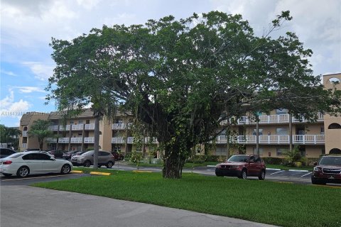 Condo in Sunrise, Florida, 2 bedrooms  № 1236143 - photo 1