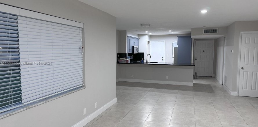 Condo in Lauderhill, Florida, 2 bedrooms  № 924647