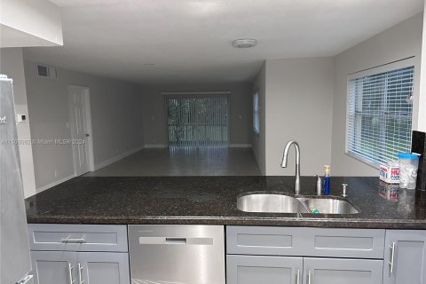 Copropriété à vendre à Lauderhill, Floride: 2 chambres, 120.77 m2 № 924647 - photo 3