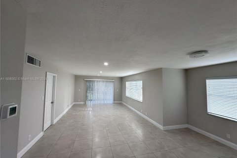 Condo in Lauderhill, Florida, 2 bedrooms  № 924647 - photo 13