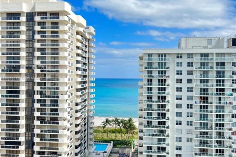 Condo in Miami Beach, Florida, 2 bedrooms  № 1238072 - photo 1