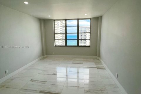 Condo in Miami Beach, Florida, 2 bedrooms  № 1238072 - photo 21