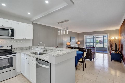 Condo in Lauderdale Lakes, Florida, 2 bedrooms  № 1237547 - photo 4