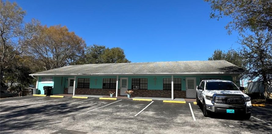 Commercial property in Orange City, Florida 227.42 sq.m. № 982234