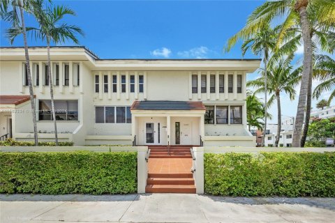 Townhouse in Bay Harbor Islands, Florida 3 bedrooms, 156.08 sq.m. № 1178926 - photo 17