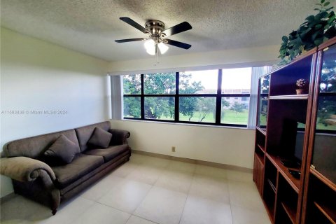 Condo in Sunrise, Florida, 2 bedrooms  № 1375872 - photo 17