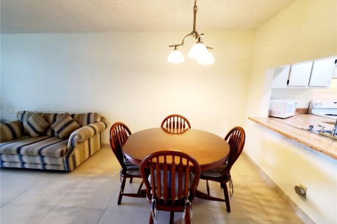 Condo in Sunrise, Florida, 2 bedrooms  № 1375872 - photo 11