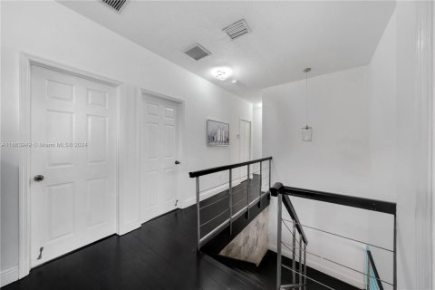 Casa en venta en Miami, Florida, 5 dormitorios, 317.26 m2 № 1375879 - foto 19