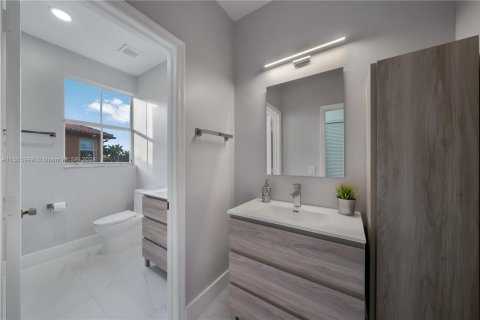 House in Miami, Florida 5 bedrooms, 317.26 sq.m. № 1375879 - photo 25