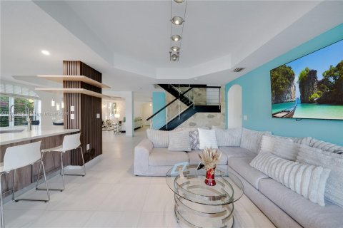 Villa ou maison à vendre à Miami, Floride: 5 chambres, 317.26 m2 № 1375879 - photo 12