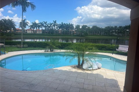 Casa en venta en Miami, Florida, 5 dormitorios, 317.26 m2 № 1375879 - foto 2