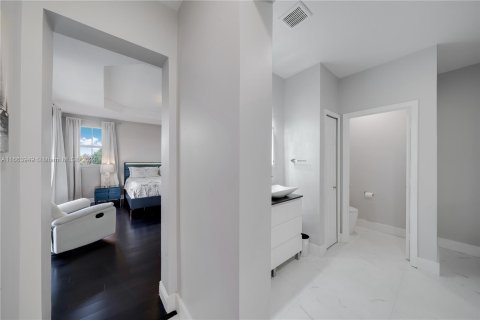 Casa en venta en Miami, Florida, 5 dormitorios, 317.26 m2 № 1375879 - foto 26