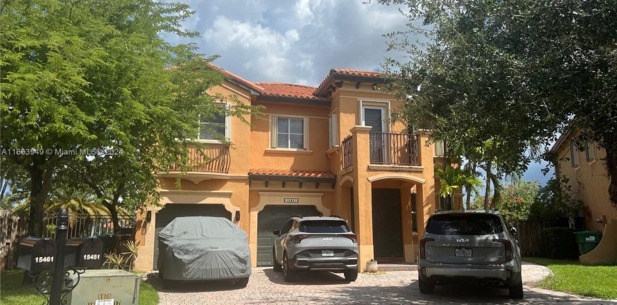 House in Miami, Florida 5 bedrooms, 317.26 sq.m. № 1375879