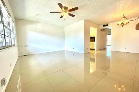 Copropriété à vendre à Pembroke Pines, Floride: 1 chambre, 65.22 m2 № 1375878 - photo 15