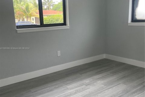 Casa en venta en North Miami Beach, Florida, 4 dormitorios, 128.67 m2 № 1375873 - foto 13