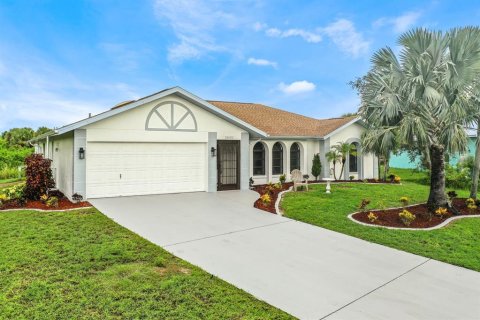 House in Port Charlotte, Florida 3 bedrooms, 165.09 sq.m. № 929084 - photo 1