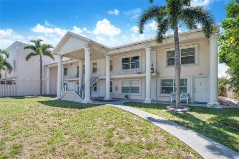 Condo in Fort Lauderdale, Florida, 1 bedroom  № 1332362 - photo 1