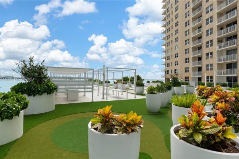 Condo in Miami, Florida, 1 bedroom  № 1332413 - photo 19