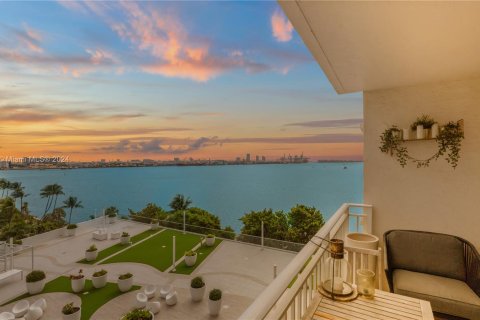 Condo in Miami, Florida, 1 bedroom  № 1332413 - photo 1