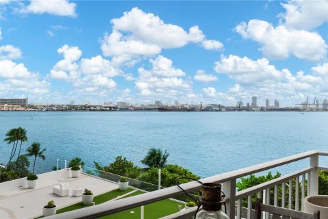 Condo in Miami, Florida, 1 bedroom  № 1332413 - photo 12