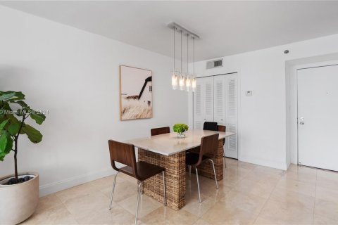 Condo in Miami, Florida, 1 bedroom  № 1332413 - photo 5