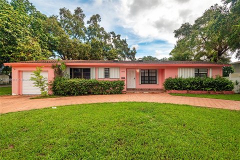 Villa ou maison à vendre à Pembroke Pines, Floride: 3 chambres, 125.6 m2 № 1332366 - photo 2