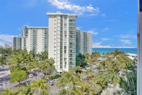 Condo in Hollywood, Florida, 1 bedroom  № 1150742 - photo 25