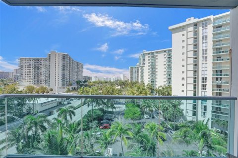 Condo in Hollywood, Florida, 1 bedroom  № 1150742 - photo 22