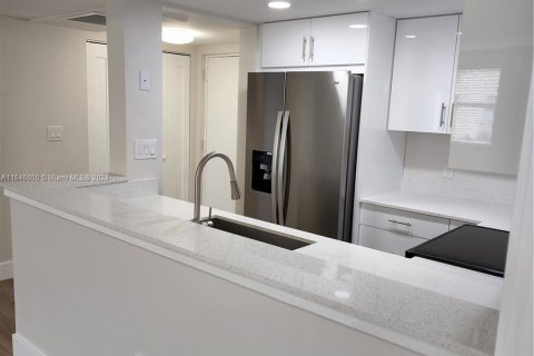 Condo in Doral, Florida, 2 bedrooms  № 1345063 - photo 6