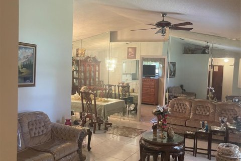 House in Palm Bay, Florida 4 bedrooms, 176.24 sq.m. № 1128845 - photo 13