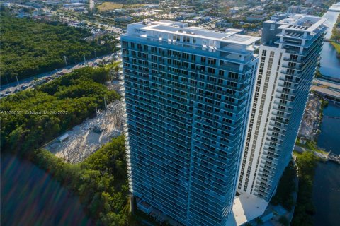 Condo in North Miami Beach, Florida, 2 bedrooms  № 162162 - photo 29