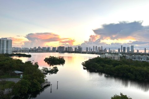 Copropriété à louer à North Miami Beach, Floride: 2 chambres, 102.94 m2 № 162162 - photo 1