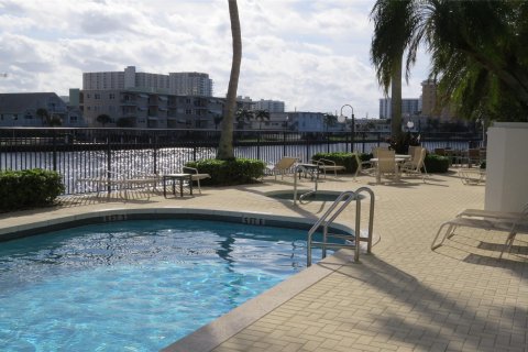 Condominio en venta en Pompano Beach, Florida, 2 dormitorios, 171.31 m2 № 962390 - foto 15