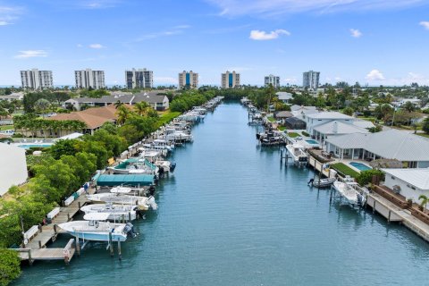 Condo in Hutchinson Island South, Florida, 2 bedrooms  № 1177169 - photo 1