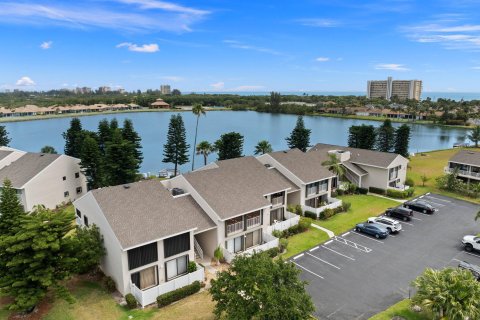 Condo in Hutchinson Island South, Florida, 2 bedrooms  № 1177169 - photo 17