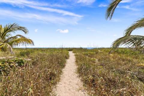 Condo in Hutchinson Island South, Florida, 2 bedrooms  № 1177169 - photo 24