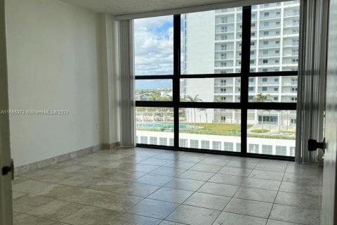 Condo in Miami, Florida, 1 bedroom  № 1380267 - photo 3