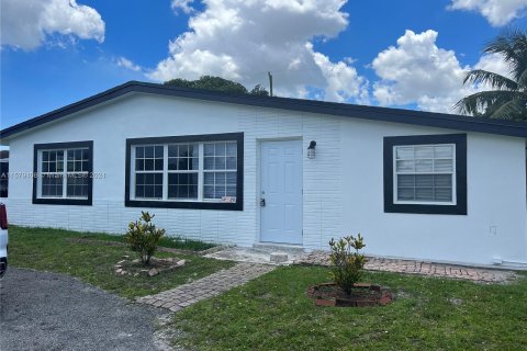 House in Miramar, Florida 3 bedrooms, 89.19 sq.m. № 1153778 - photo 1