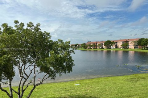 Copropriété à vendre à Pembroke Pines, Floride: 2 chambres, 112.13 m2 № 1291771 - photo 16