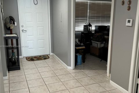 Condo in Pembroke Pines, Florida, 2 bedrooms  № 1291771 - photo 7