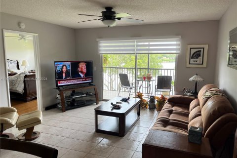 Condo in Pembroke Pines, Florida, 2 bedrooms  № 1291771 - photo 4