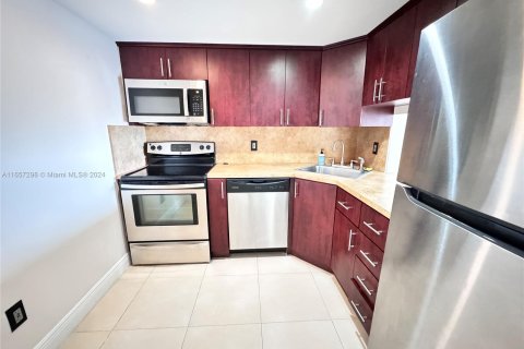 Condo in North Miami, Florida, 1 bedroom  № 1358641 - photo 1