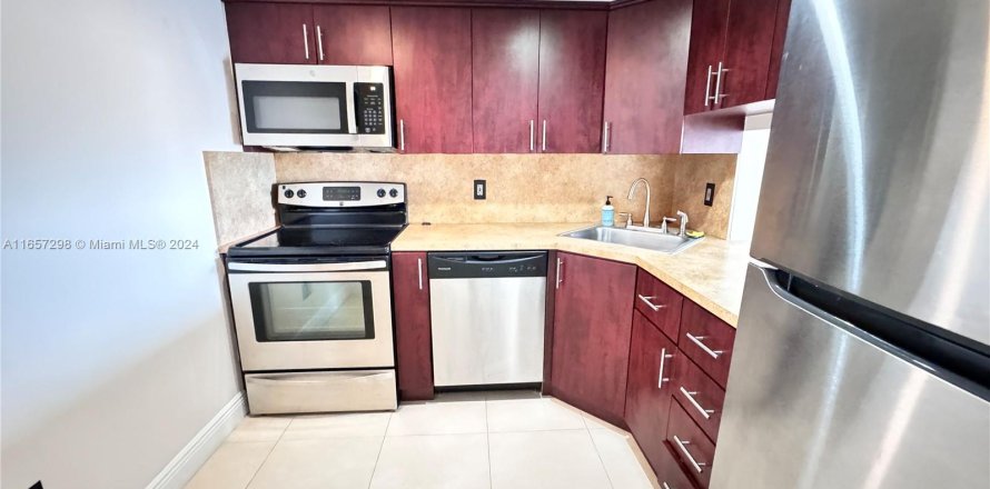 Condo in North Miami, Florida, 1 bedroom  № 1358641