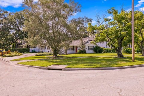 House in Tampa, Florida 4 bedrooms, 232.35 sq.m. № 1349364 - photo 2